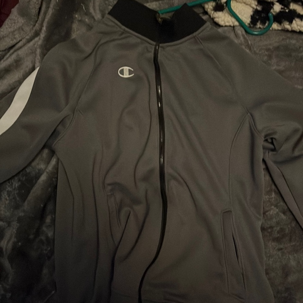 I am selling an old champion hoodie it’s in perfect condition